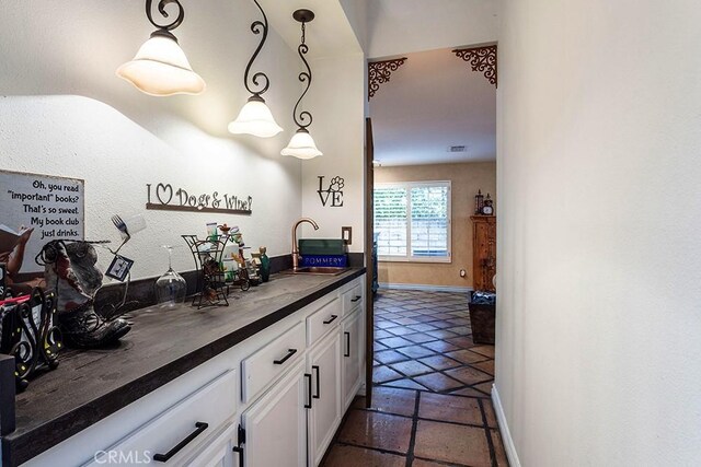 23461 Darcy Ln, Newhall, CA 91321 - bar area featuring a sink, baseboards, and decorative light fixtures