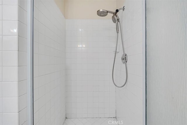 full bathroom featuring a tile shower