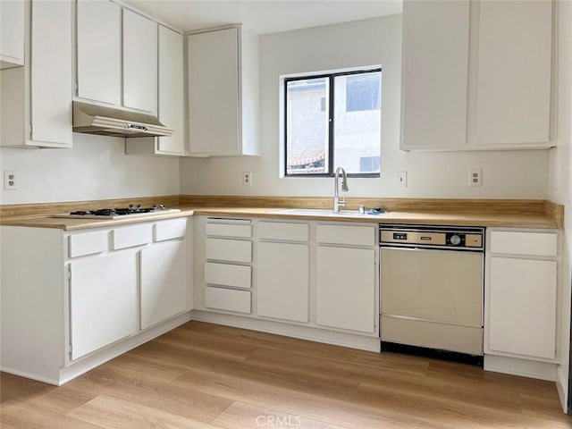 kitchen with under cabinet range hood, dishwasher, gas stovetop, and light wood-type flooring