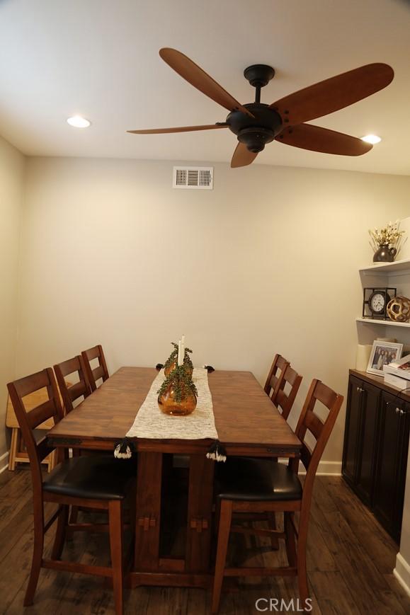 dining area with visible vents, a ceiling fan, recessed lighting, baseboards, and dark wood-style flooring