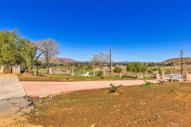 view of yard featuring a mountain view