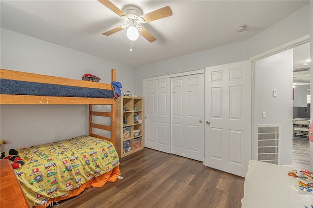 bedroom featuring ceiling fan, a closet, visible vents, and dark wood-style floors