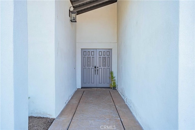 view of exterior entry with stucco siding