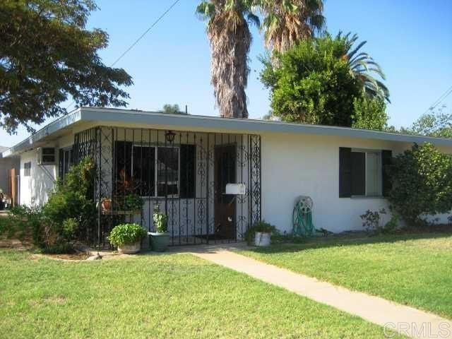 view of front facade featuring stucco siding and a front lawn