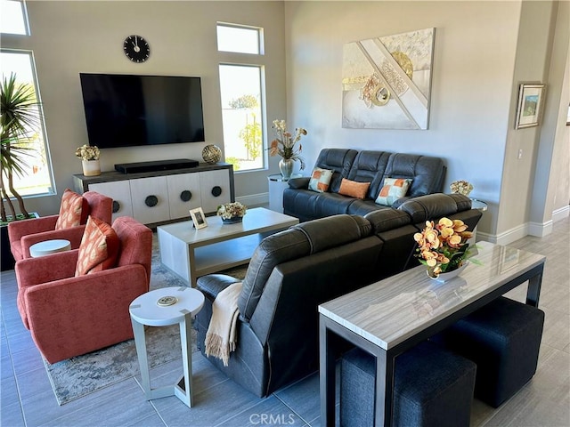 living area featuring plenty of natural light and baseboards