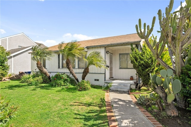 view of front of house featuring a front lawn