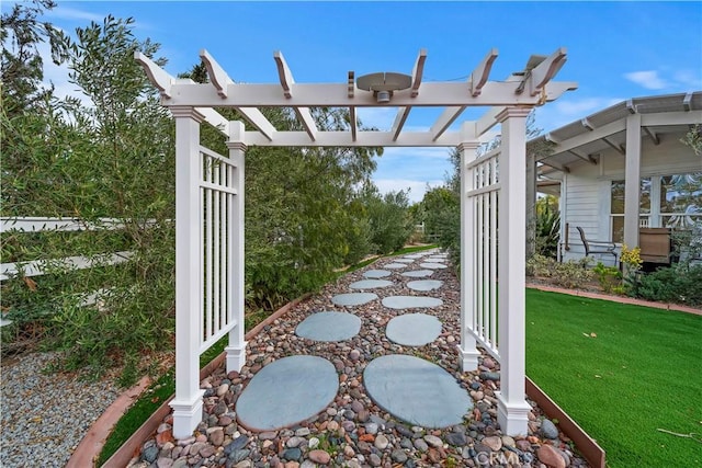 view of yard featuring a pergola