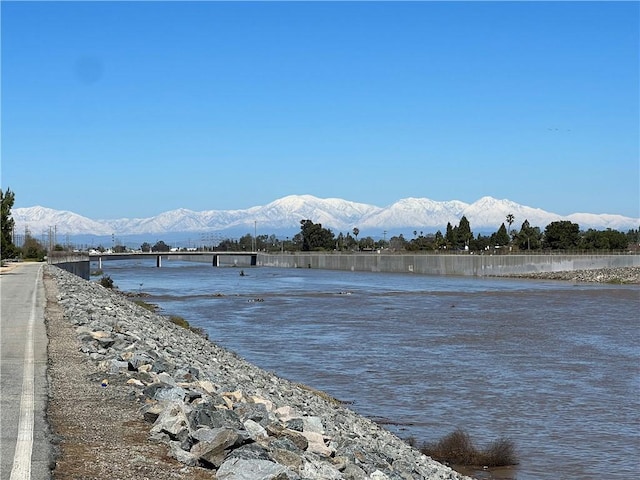 water view featuring a mountain view