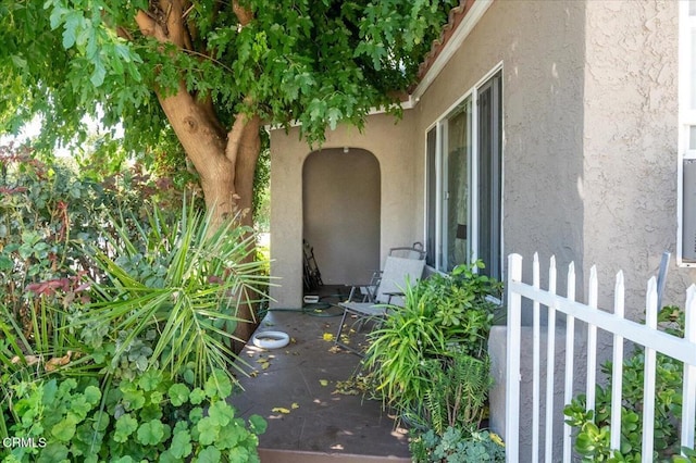 entrance to property with stucco siding