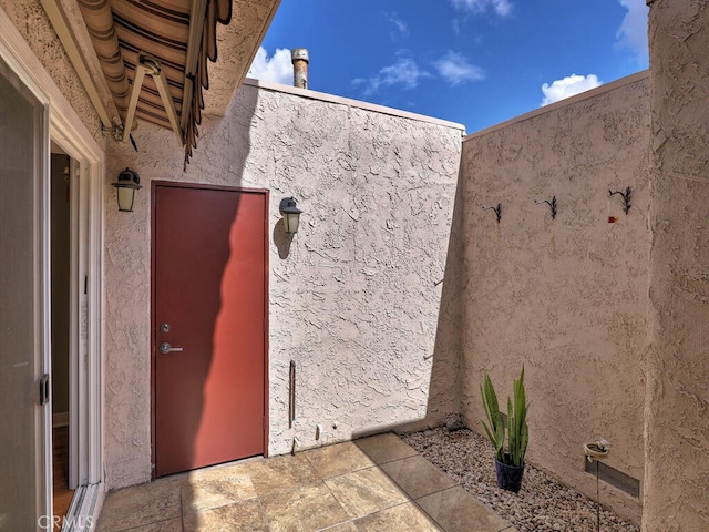 view of exterior entry featuring stucco siding