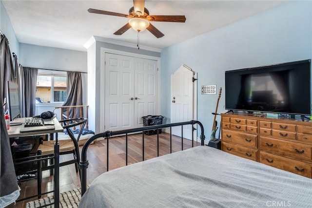 bedroom with wood finished floors, a closet, and ceiling fan