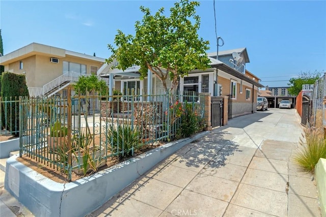 view of front facade featuring a fenced front yard