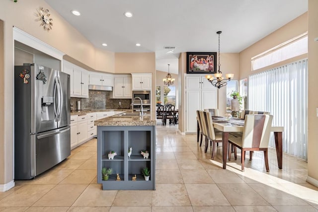 kitchen featuring visible vents, a chandelier, decorative backsplash, white cabinets, and stainless steel appliances