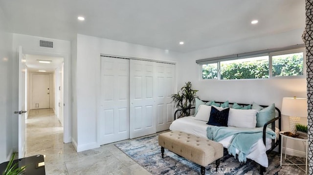 bedroom featuring recessed lighting, visible vents, baseboards, and a closet