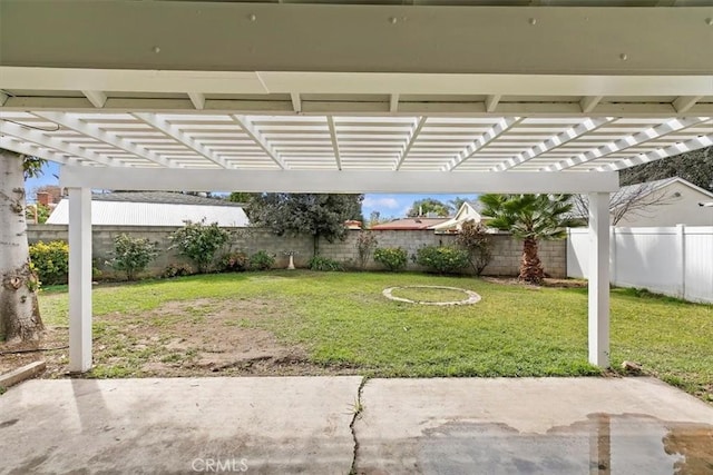 view of yard with a patio area, a fenced backyard, and a pergola