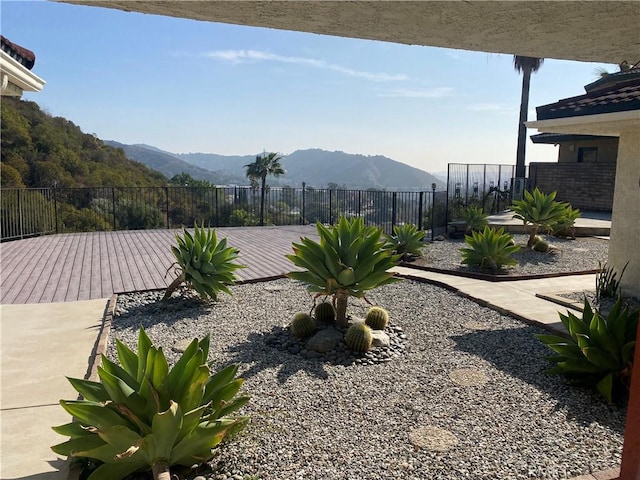 view of yard with fence and a mountain view