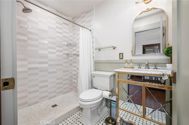 274 Grand Ave, Long Beach, CA 90803 - bathroom with toilet, tiled shower, vanity, and a wainscoted wall