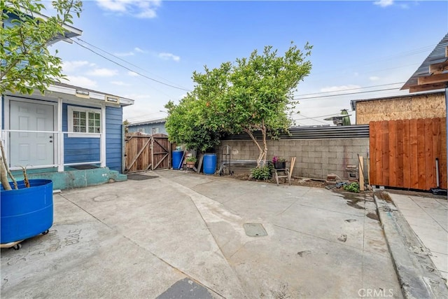 6324 Denver Ave, Los Angeles, CA 90044 - view of patio featuring a gate and fence