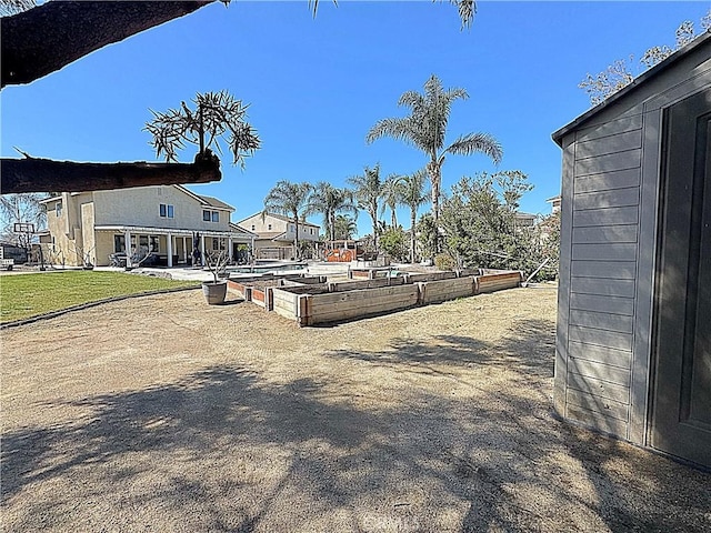 view of yard with a garden and a residential view