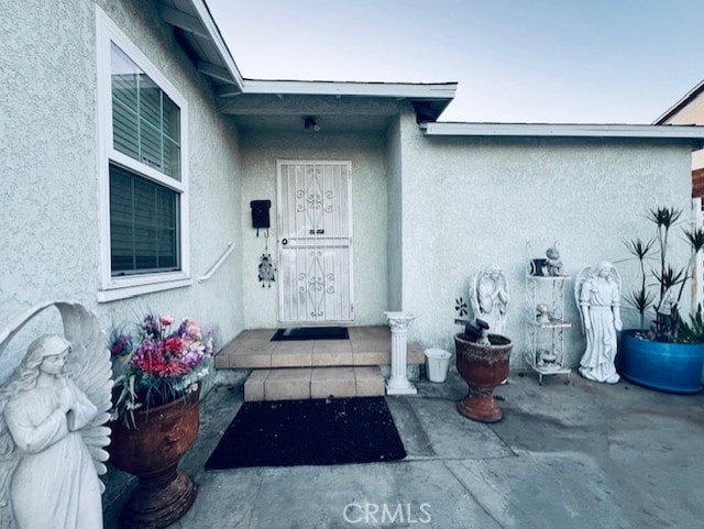 property entrance featuring stucco siding