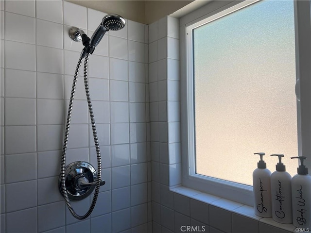 bathroom featuring a healthy amount of sunlight and tiled shower