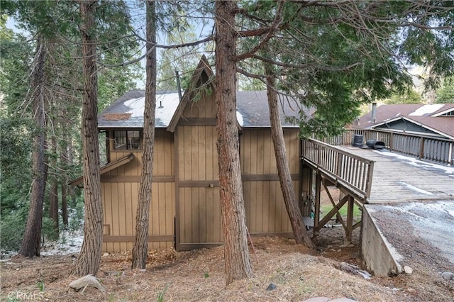 view of outdoor structure with driveway