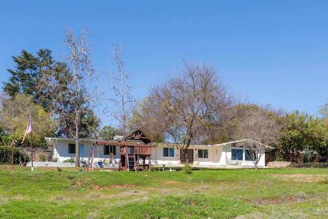 back of house featuring a lawn