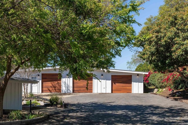 view of detached garage