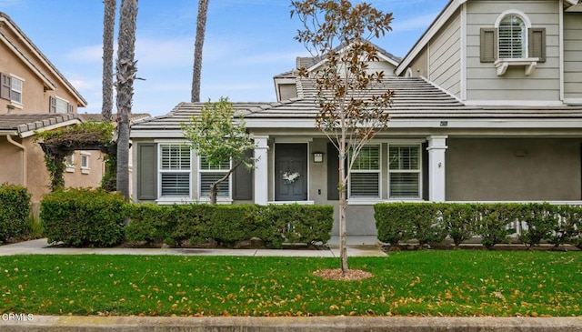 view of front facade with a front yard