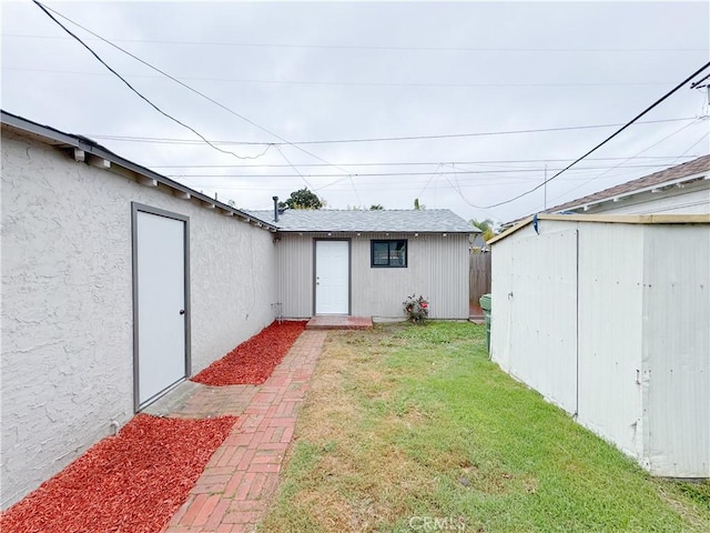 view of yard featuring an outbuilding