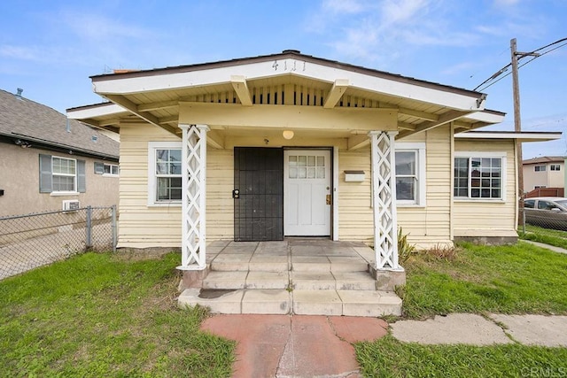 view of front facade with a front yard and fence