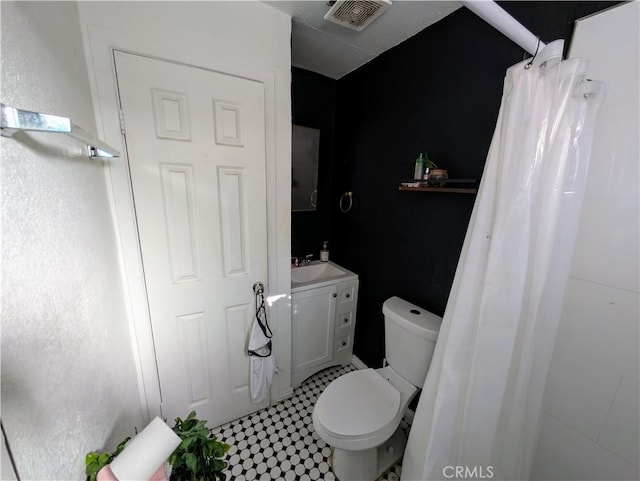 full bath featuring vanity, toilet, a shower with curtain, and visible vents