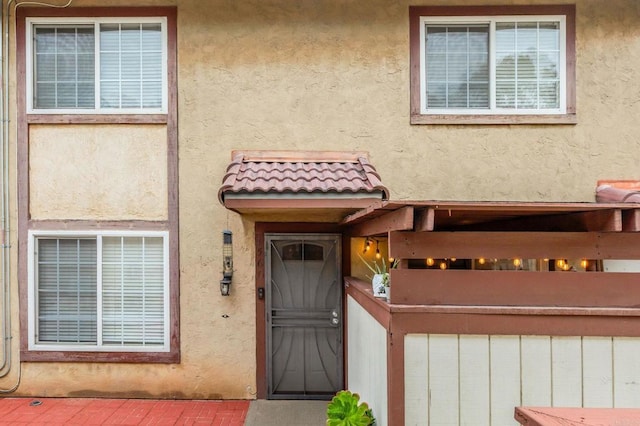 property entrance featuring stucco siding