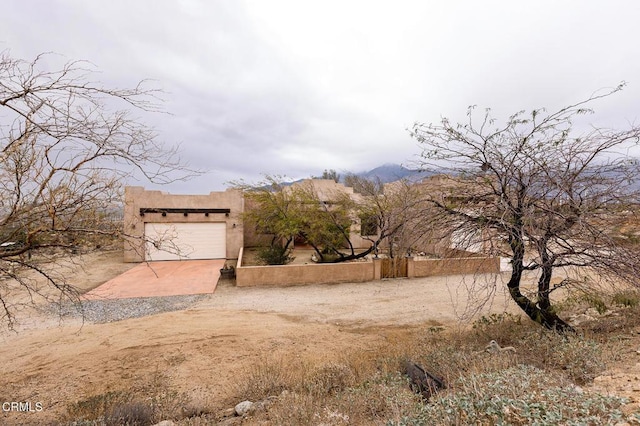 view of yard featuring a garage and driveway