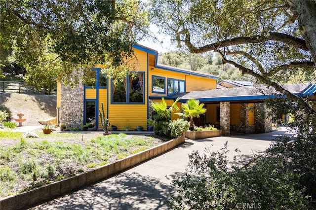 view of front of house featuring fence