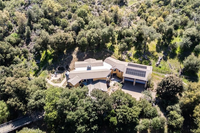 birds eye view of property featuring a forest view