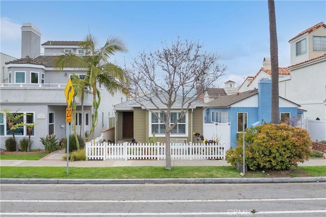 view of front of home featuring a fenced front yard