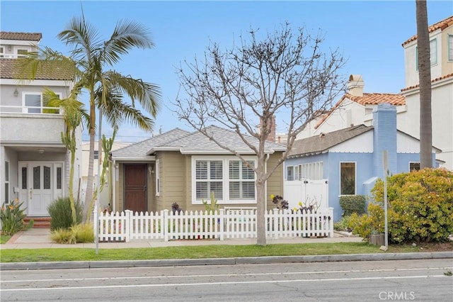 view of front facade featuring a fenced front yard