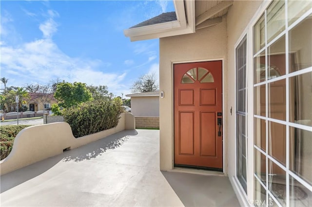 view of exterior entry featuring stucco siding