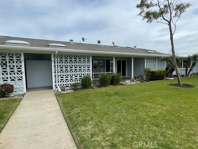 ranch-style home featuring a front lawn