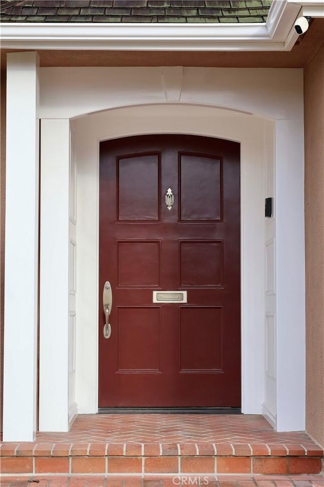 view of exterior entry featuring stucco siding