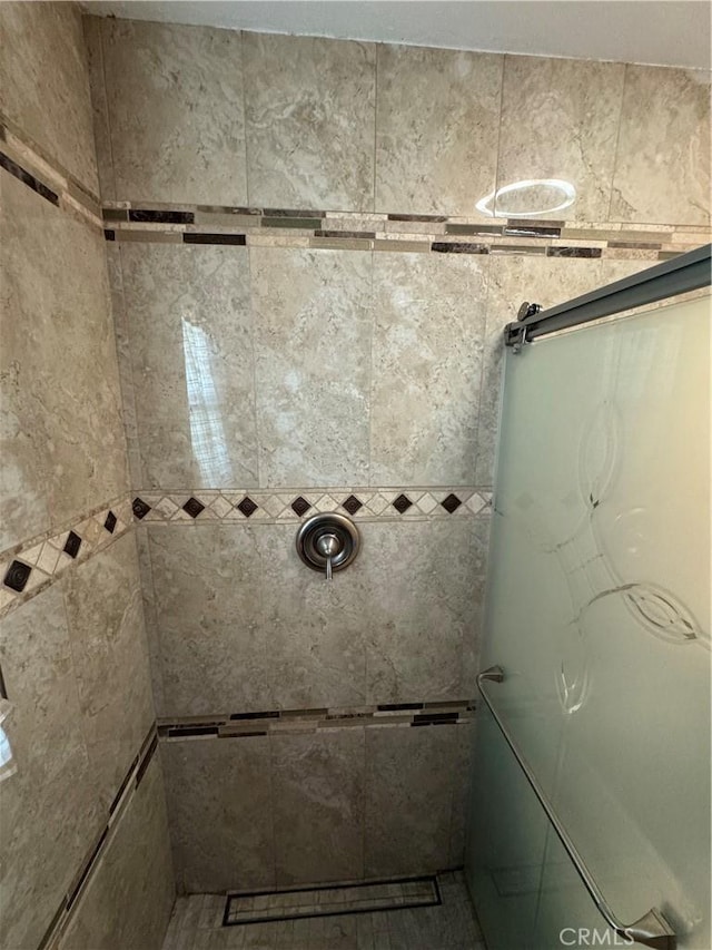 bathroom featuring a tile shower