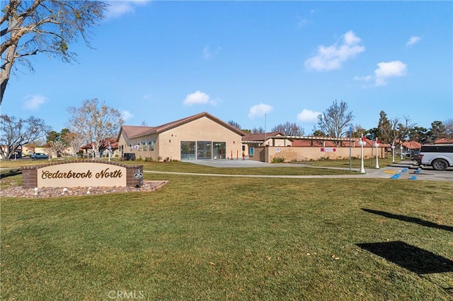 view of property's community featuring a lawn