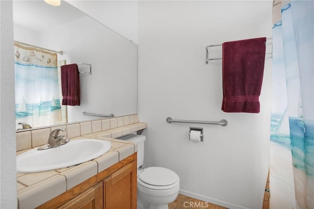 full bath featuring a shower with curtain, toilet, and vanity