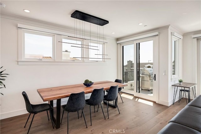 dining area featuring recessed lighting, ornamental molding, baseboards, and wood finished floors