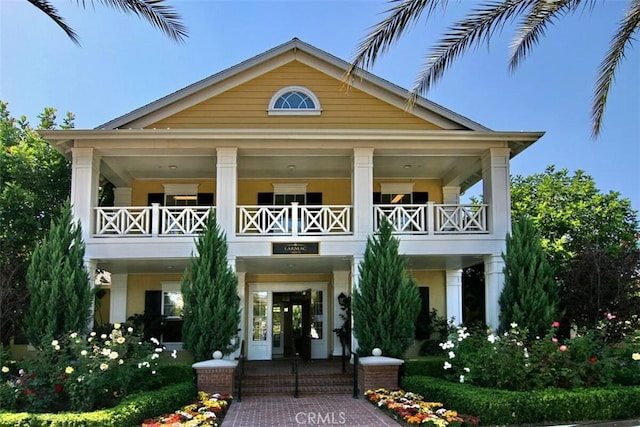 view of front of home featuring a balcony