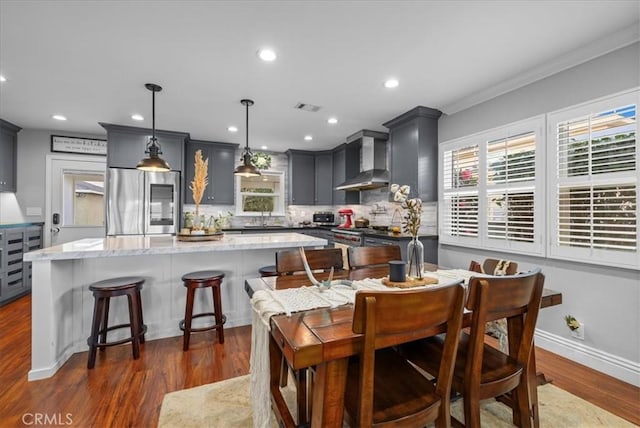 dining room featuring visible vents, crown molding, baseboards, dark wood finished floors, and recessed lighting