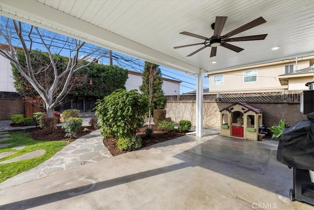 view of patio featuring a fenced backyard and a ceiling fan