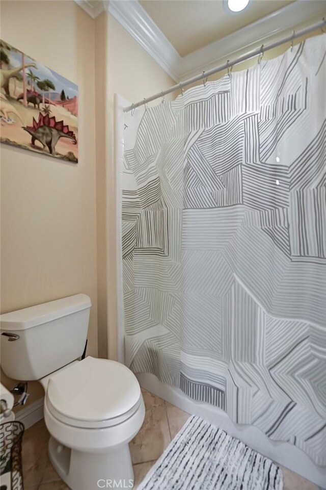 bathroom featuring curtained shower, toilet, ornamental molding, and tile patterned floors