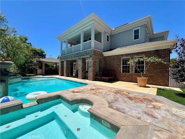4 Andromeda Isle, Ladera Ranch, CA 92694 - swimming pool with an in-ground hot tub and a patio area